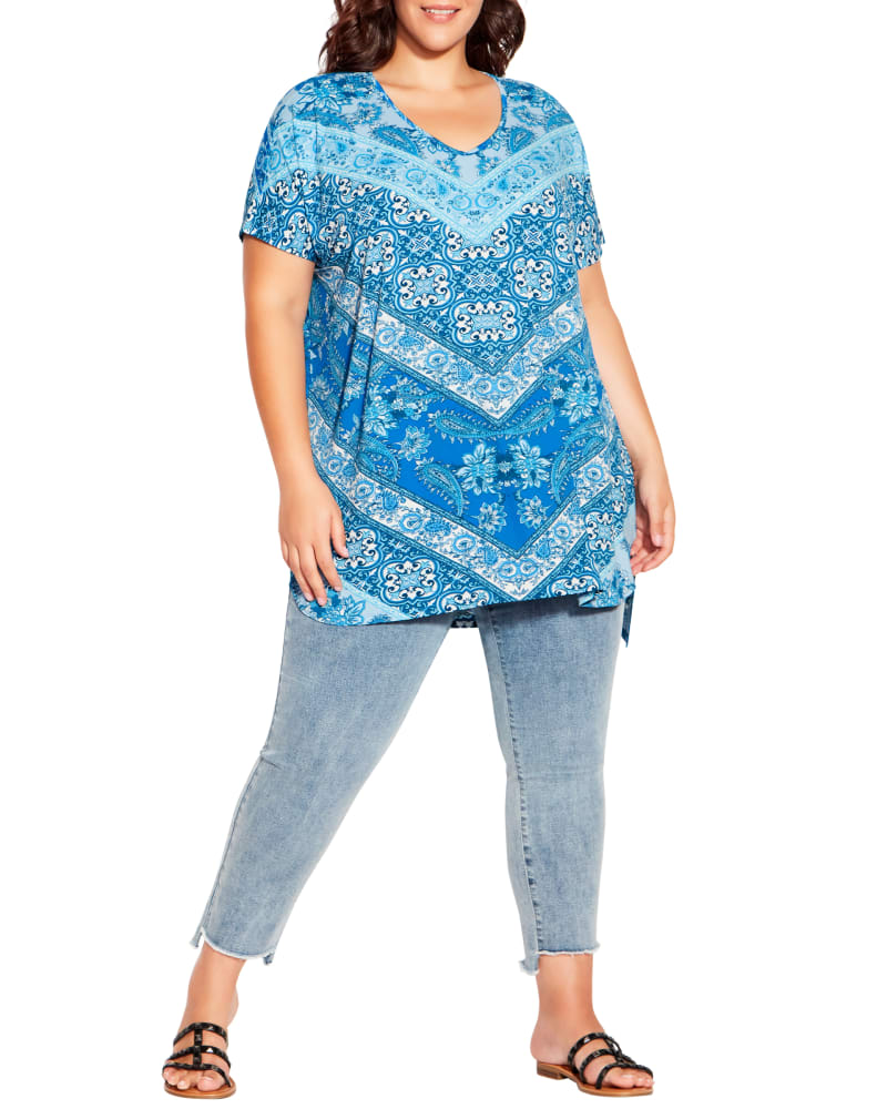 Front of a model wearing a size 14 Cassie Geo Print Tunic in Azure Blue / White by avenue. | dia_product_style_image_id:233531
